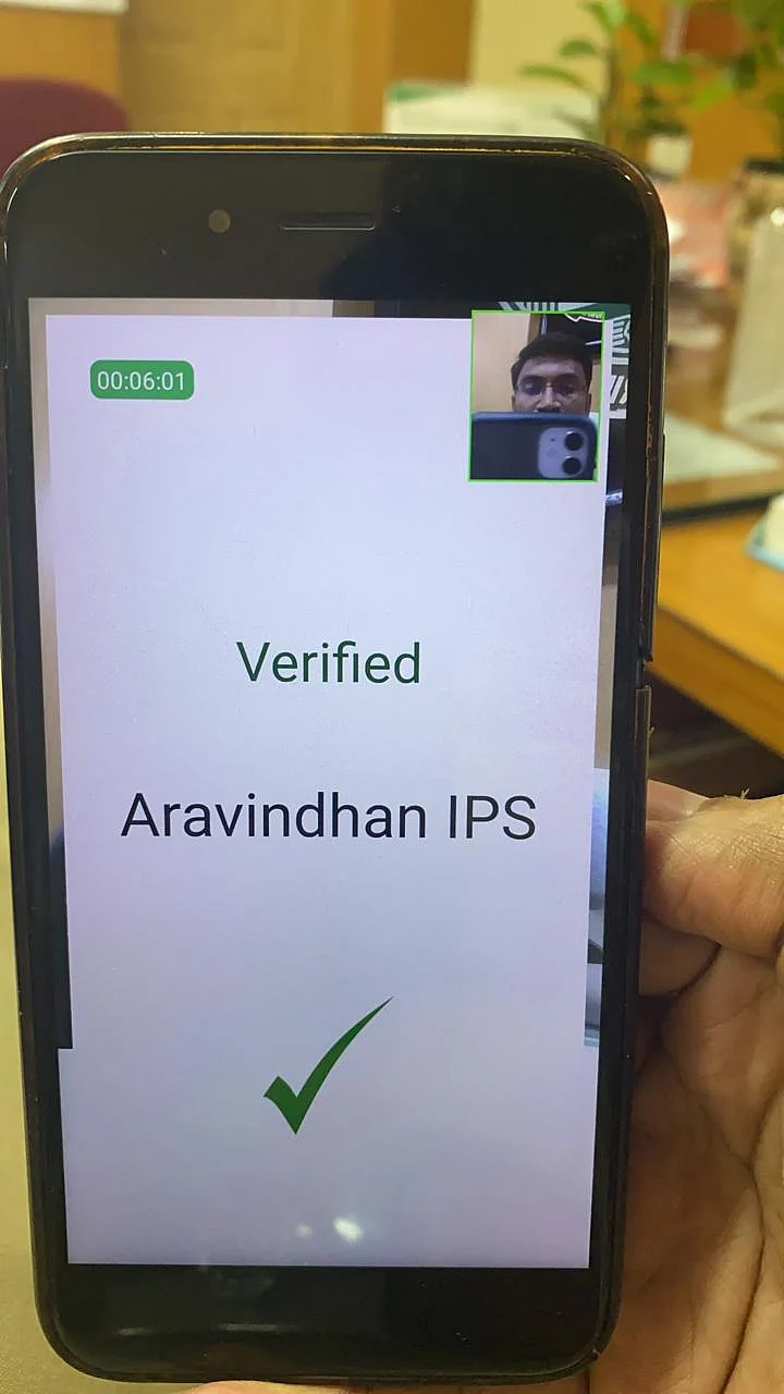 செல்போனில் செக் செய்யும் எஸ்.பி அரவிந்தன்.
