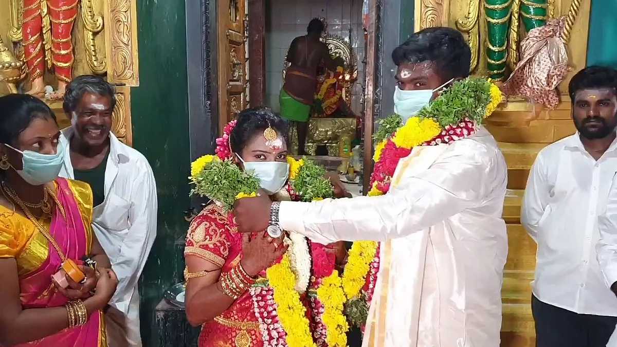 மாஸ்க் அணிந்து திருமணம்
