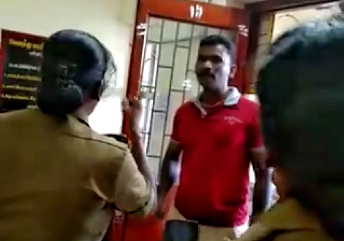 எஸ்.ஐ பிரபுவை மிரட்டும் இன்ஸ்பெக்டர் வனஜா