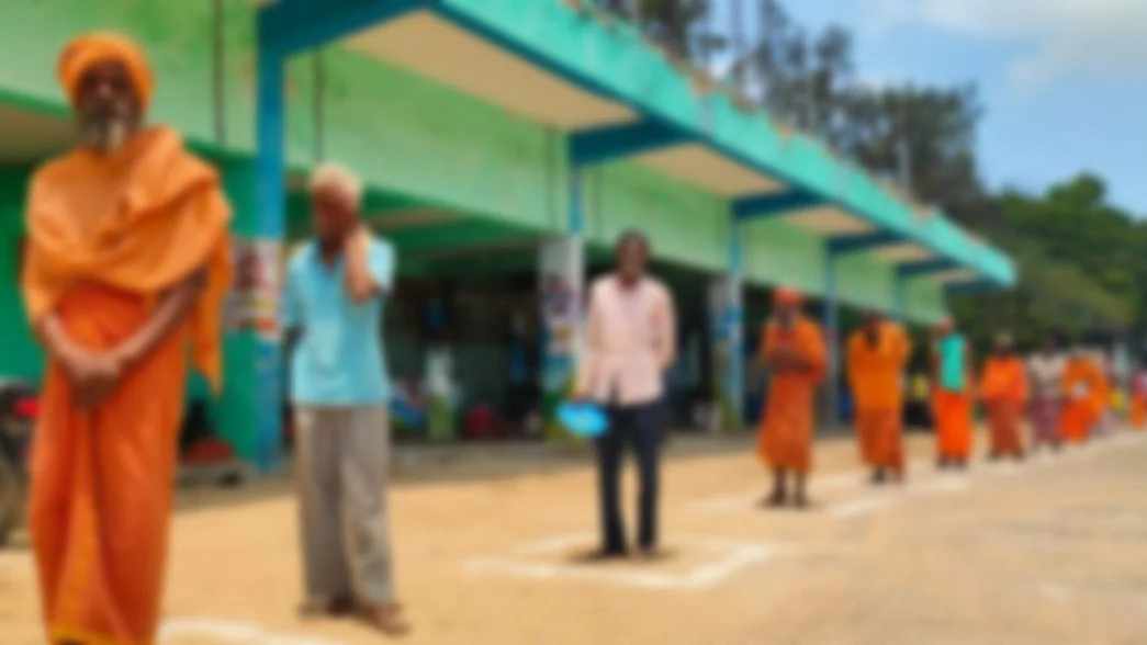 உணவு பெற வரிசையில் ஆதரவற்றோர்