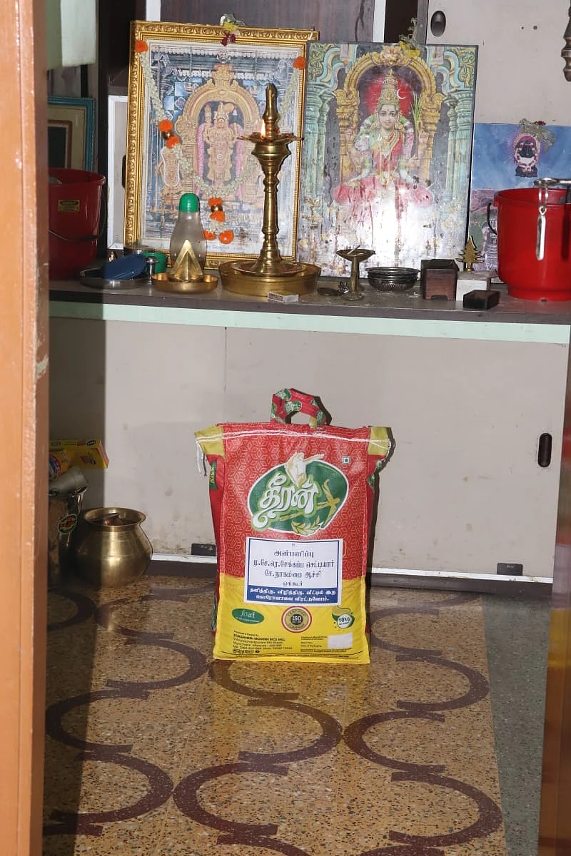 பூஜை அறையில் அரிசி மூடை