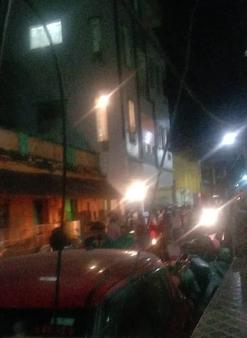 இலவச காய்கறிகளை வாங்க கூடிய மக்கள்
