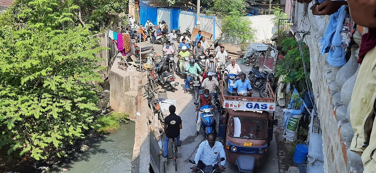போலீஸார் தடுத்து நிறுத்தியதால் மாற்றுப் பாதையில் செல்லும் வாகன ஓட்டிகள்