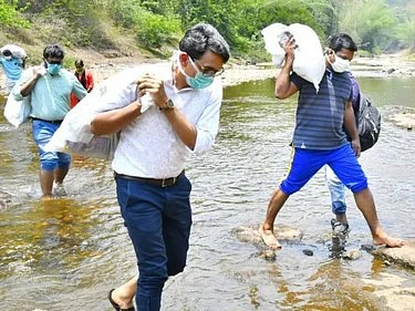 `கொரோனாவால் சுமை தூக்கிய கலெக்டர், எம்.எல்.ஏ!' - நெகிழ்ந்துபோன பழங்குடி மக்கள்