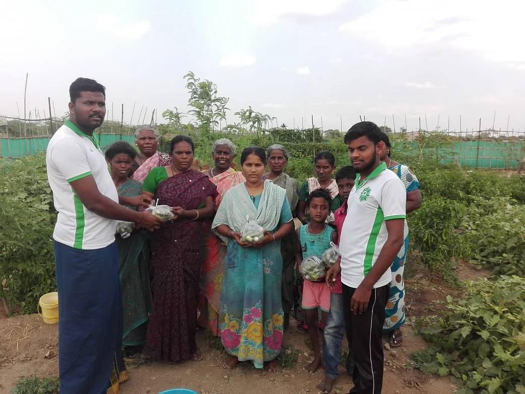 கிராம மக்களுக்குக் காய்கறி வழங்கும்போது....