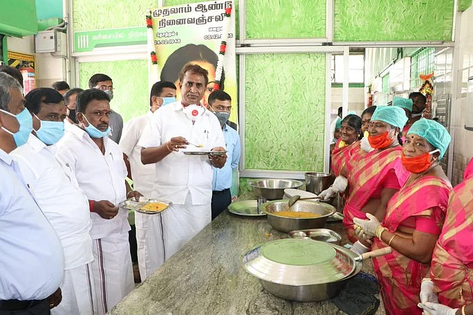 அம்மா உணவகத்தை ஆய்வு செய்யும் அமைச்சர் எஸ்.பி.வேலுமணி
