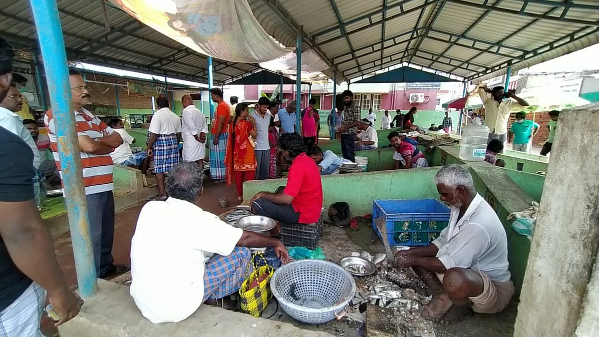 ஊரடங்கு நாளில் ராமநாதபுரம் மீன் மார்க்கெட்