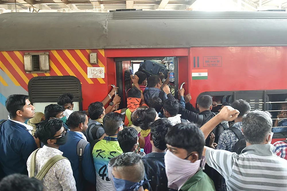 கூட்டம் அலை மோதிய ரயில்கள்