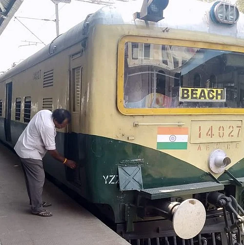 இன்ஜினைப் பூட்டும் டிரைவர்