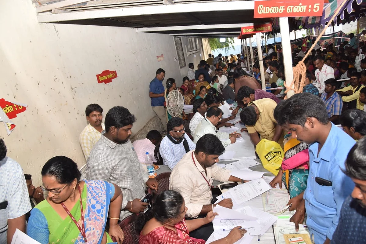 துப்புரவுப் பணி பட்டதாரிகள்