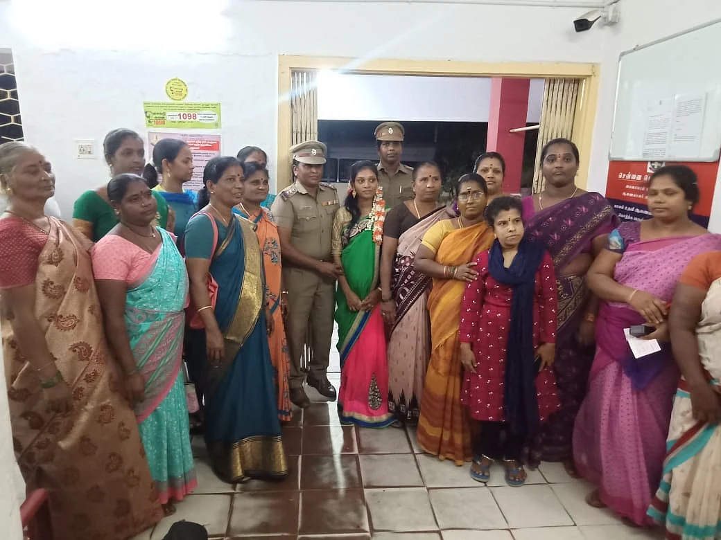 மணமகளுடன் போலீஸ் டீம்