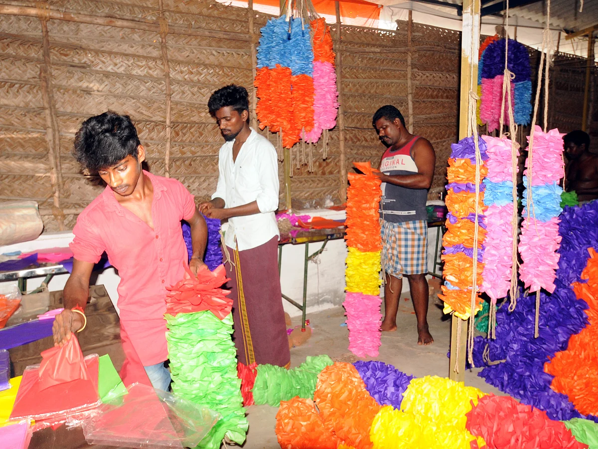 ஆசியாவின் பெரிய குதிரைச் சிலைக்கு தயாராகும் பிரமாண்ட மாலைகள்! புதுக்கோட்டைத் தொழிலாளர்கள் மும்முரம்