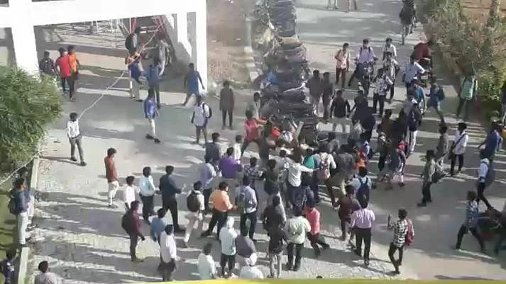 கோஷ்டிகளாக மோதிக்கொள்ளும் மாணவர்கள்