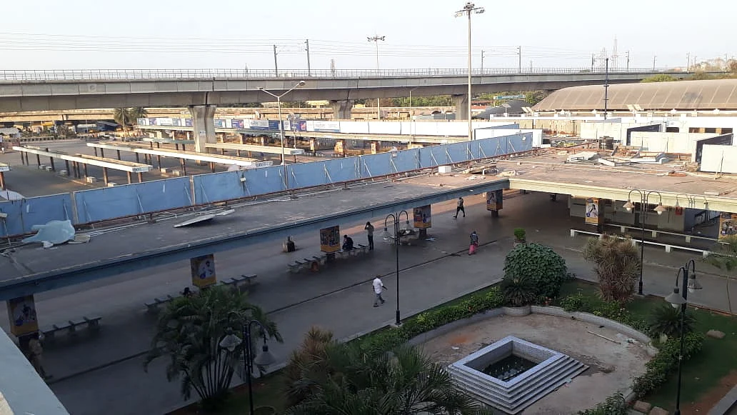வெறிச்சோடிய கோயம்பேடு பஸ் நிலையம்
