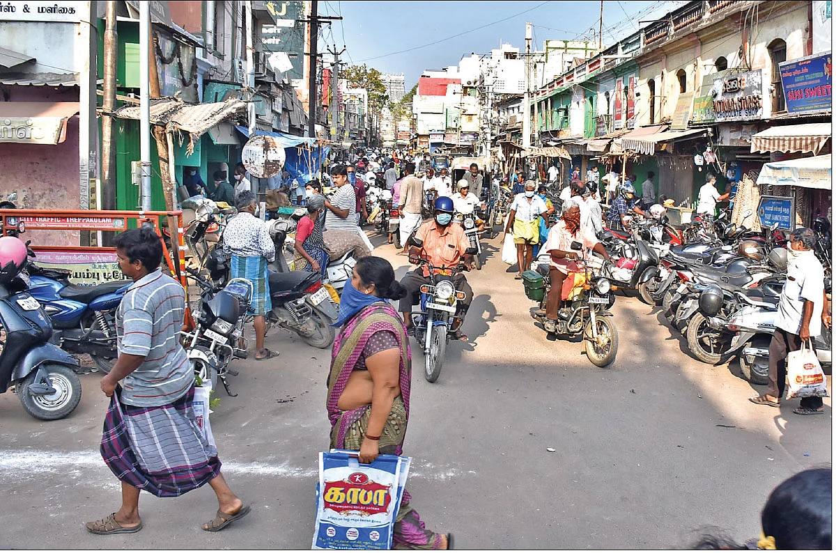 சமூக விலகலைக் கடைப்பிடிக்காமல்
மதுரை மார்க்கெட் பகுதியில் கூடிய கூட்டம்
