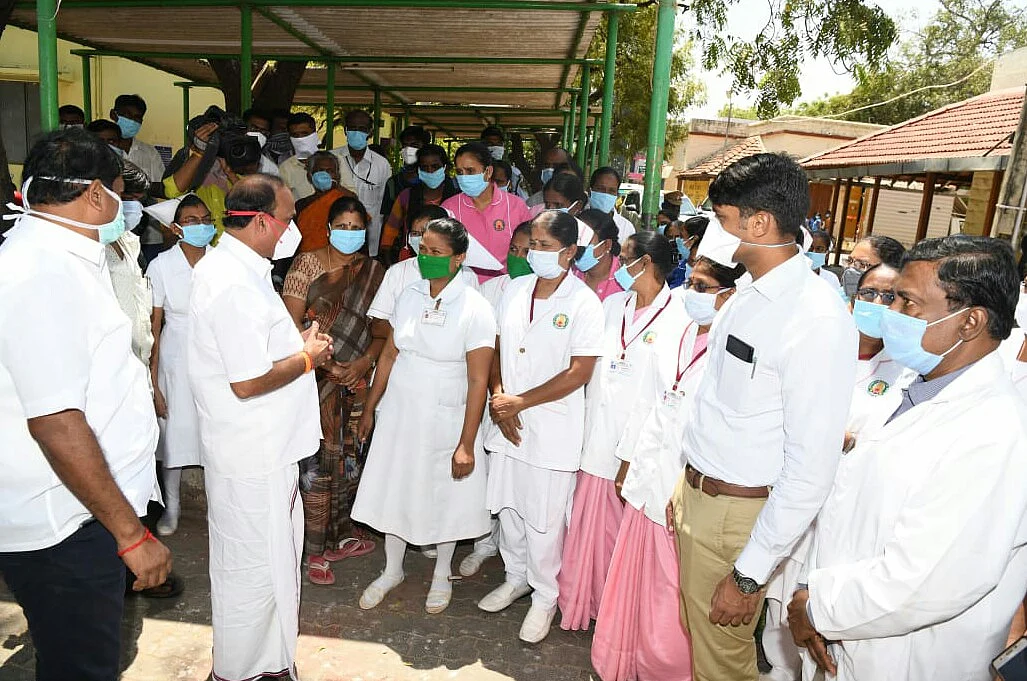 மருத்துவர்களுடன் உரையாடும் அமைச்சர் கடம்பூர் ராஜு
