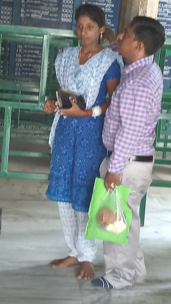 காதலி ரோஜாவுடன் செல்வ பாலாஜி