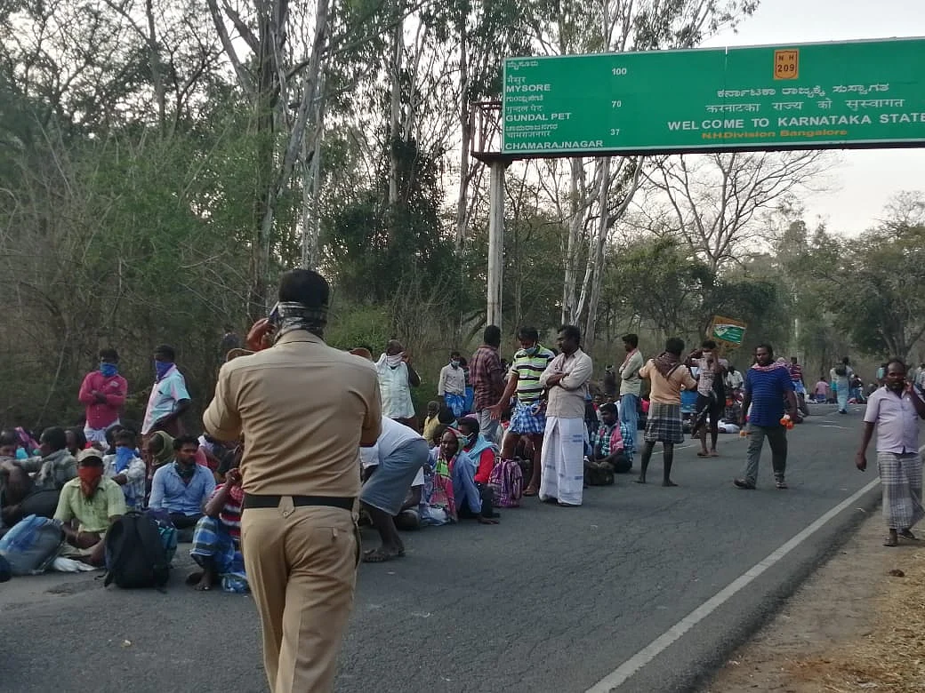 சாலையில் தவிக்கும் மீனவர்கள்