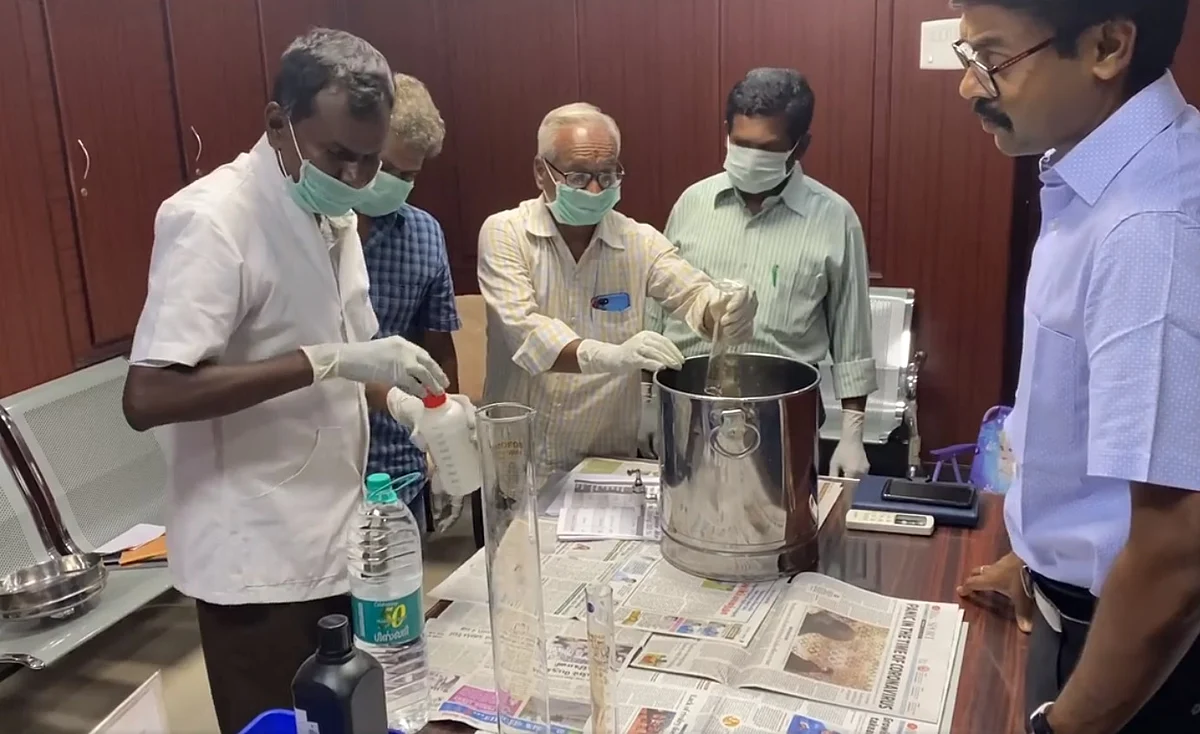 சானிடைஸர் தயாரிப்பை ஆய்வு செய்யும் ஆட்சியர்