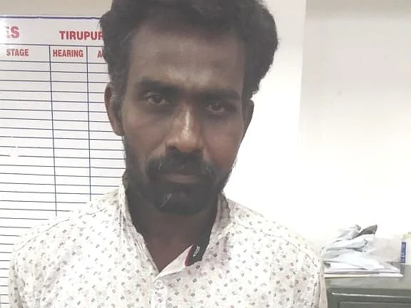 கையில் கத்தி, சைக்கிள் செயின்; டாட்டூ! - திருப்பூர் கலெக்டர் அலுவலகத்தை அடித்து நொறுக்கிய நபர்