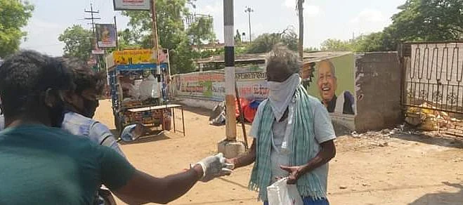 கொரோனா பாதிப்பு உதவும் இளைஞர்கள்