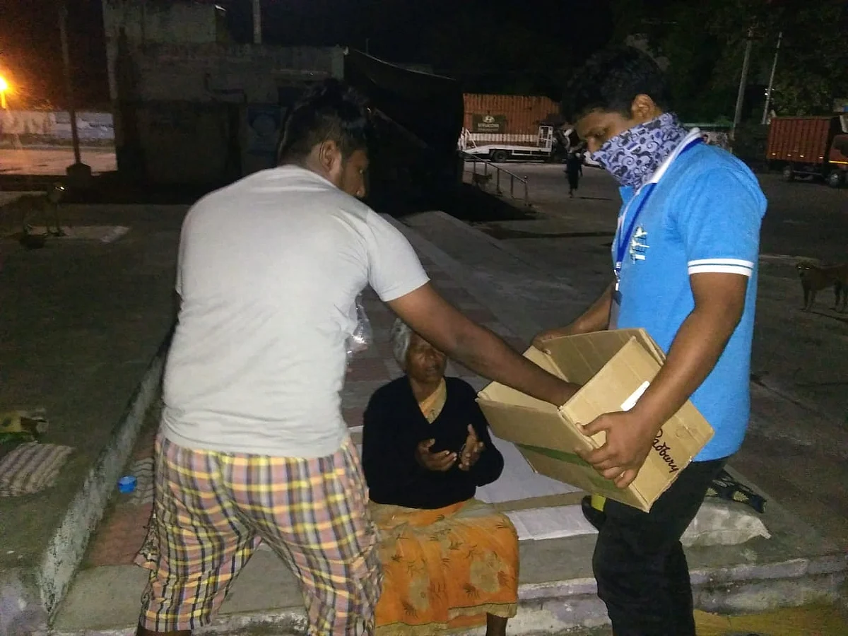 ஆதவற்றோர்களுக்கு உணவளிக்கும் நபர்