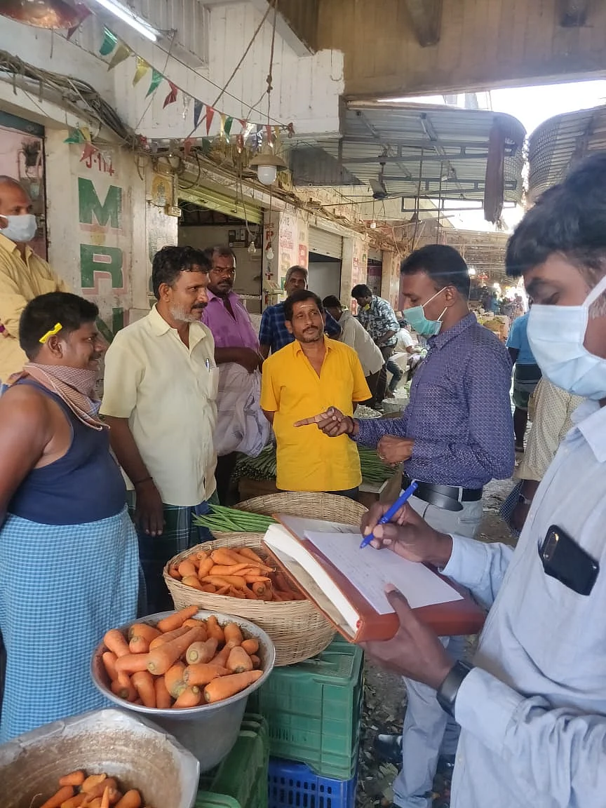 கோயம்பேடு மார்க்கெட்டில் போலீஸ் சோதனை