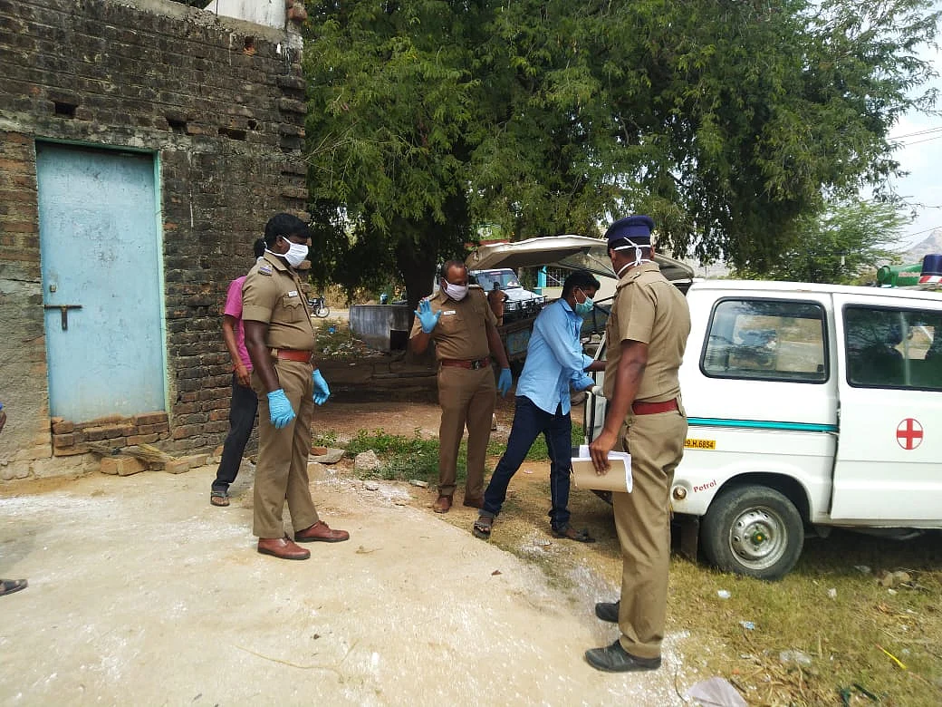 சோலையின் உடலை மருத்துவமனைக்கு எடுத்துச் செல்லும் போலீஸ்