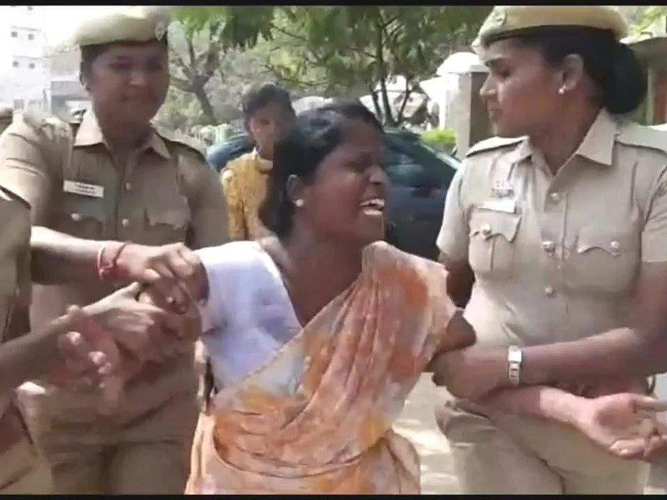 `சேலை கட்டிக்கொண்டு பெண்ணாக உணர்வதாகக் கூறுகிறார்!’ -கணவனால் பெண் எடுத்த விபரீத முடிவு