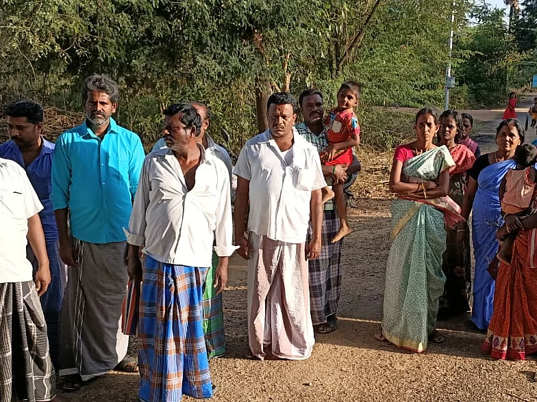 `ஓட்டு போடல.. பாதை அடைப்பு!' -புதுக்கோட்டை அ.ம.மு.க பிரமுகருக்கு எதிராகக் கொதிக்கும் கிராமம்
