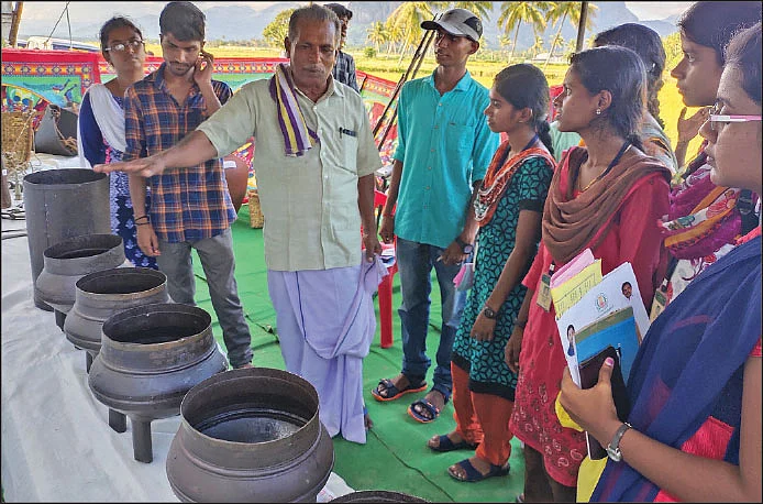 கருவிகள் குறித்து மாணவர்களுக்கு விளக்கும்
செண்பகசேகரப்பிள்ளை