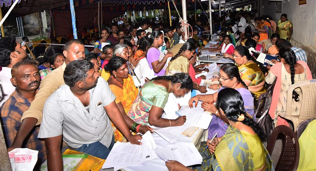 துப்புரவுப் பணி பட்டதாரிகள்
