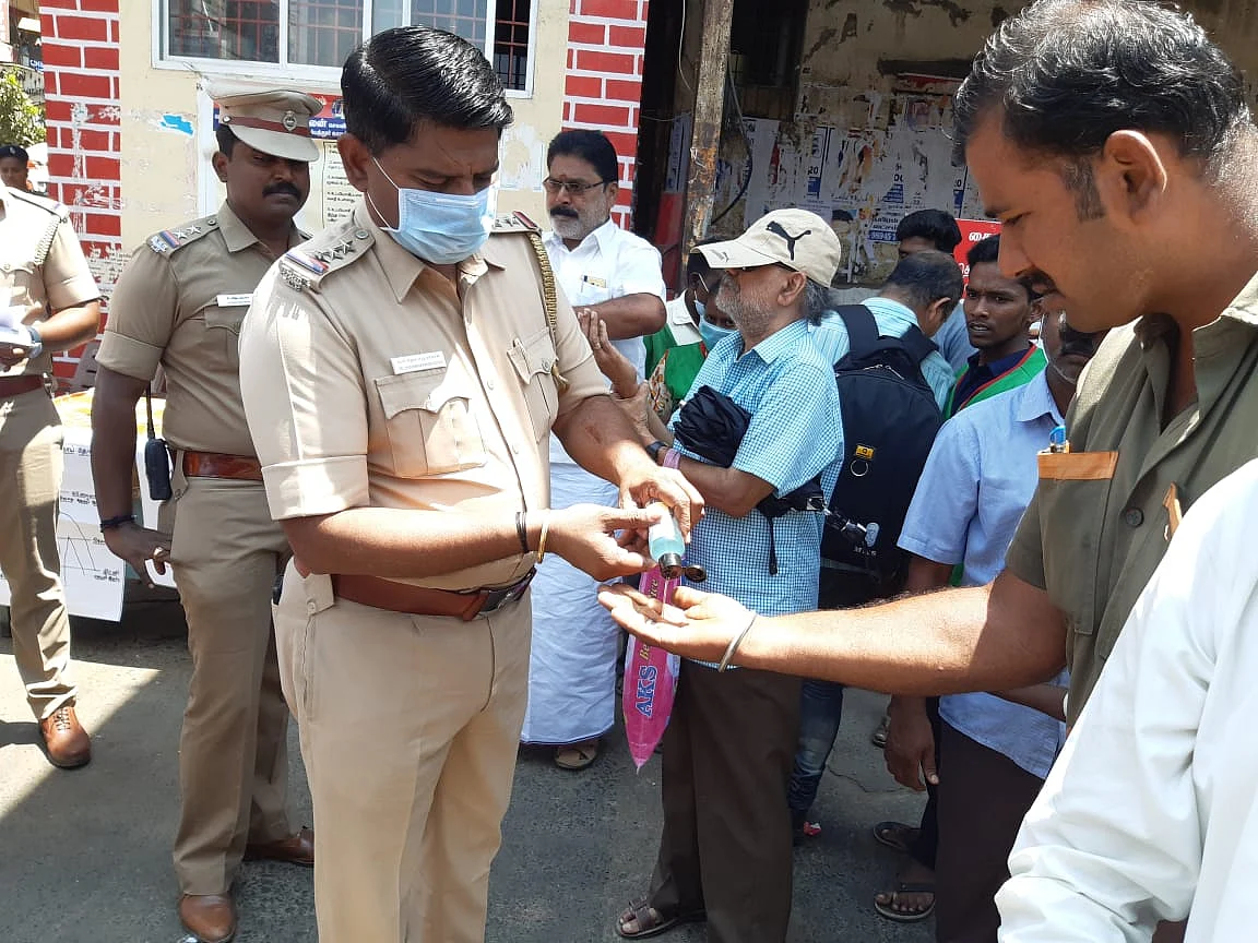 கொரோனா விழிப்புணர்வில் அம்பத்தூர் இன்ஸ்பெக்டர்