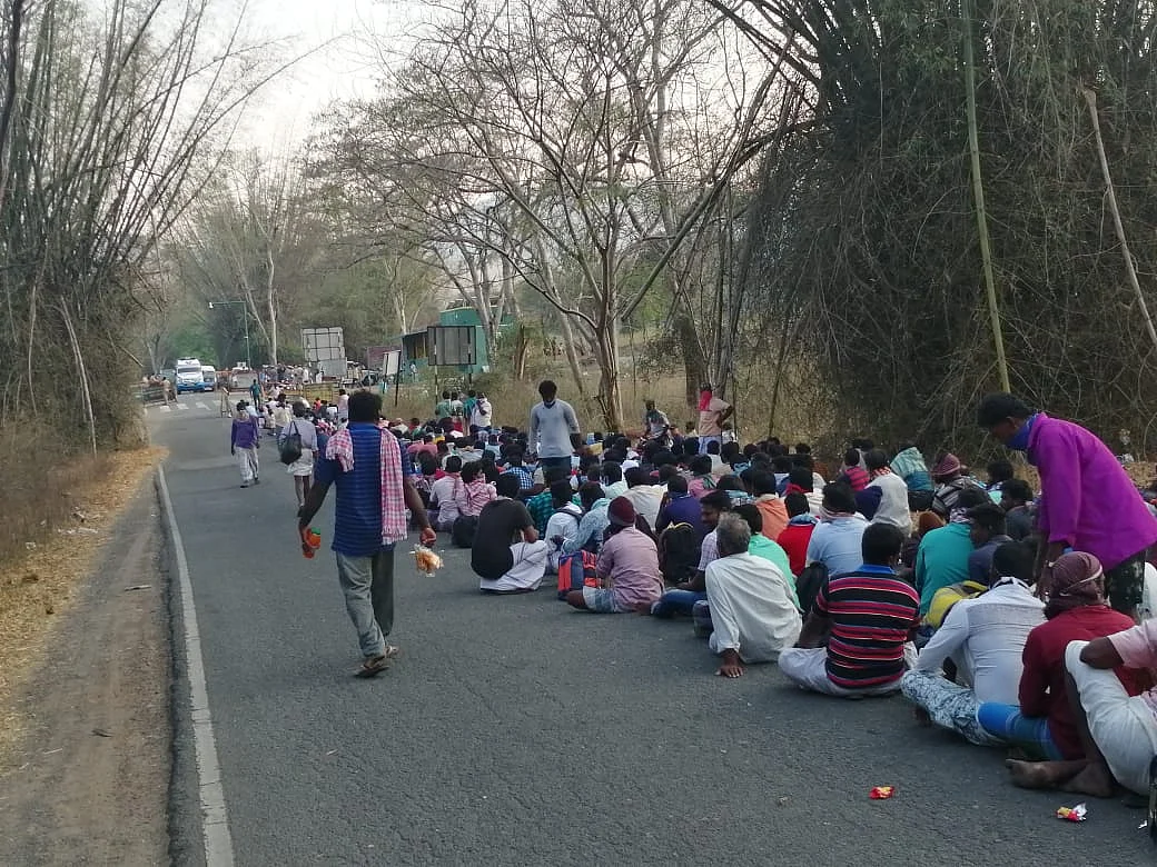 சாலையில் காத்திருக்கும் மீனவர்கள்