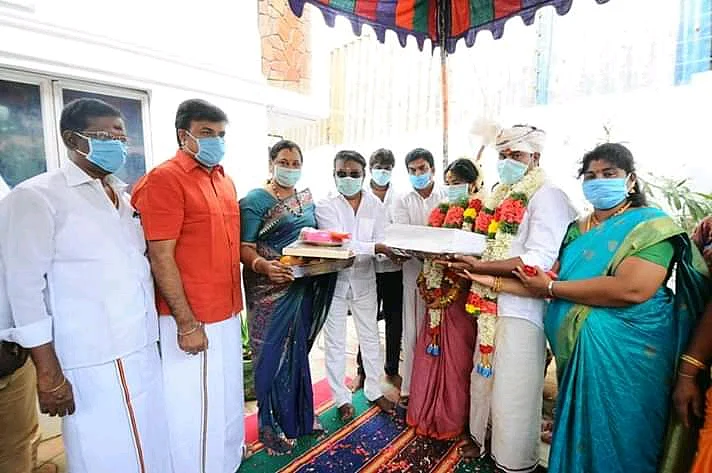 மாஸ்க்கோடு விஜயகாந்த், பிரேமலதா