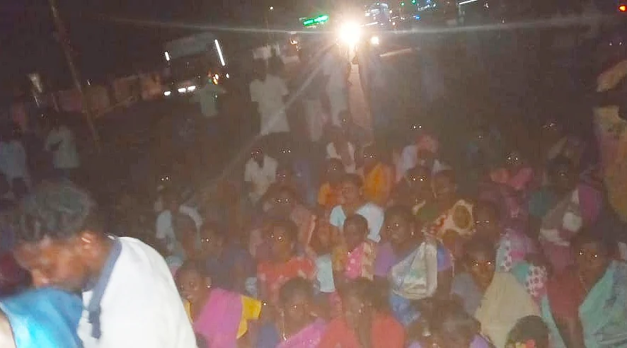 சாலை மறியலில் ஈடுபட்ட கிராம மக்கள்