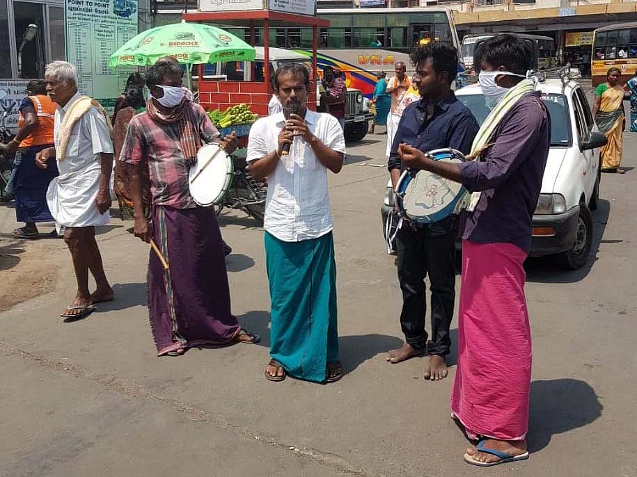 "படிச்சவங்களே, கொரோனா வராதுனு வெளியில் போவது கொடுமை!" -கரூர் சமூக ஆர்வலர் ஆதங்கம்