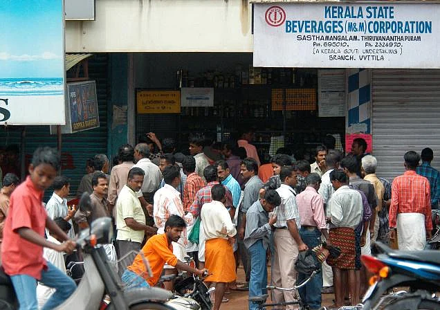 கேரளா மதுக்கடையில் கூட்டம்