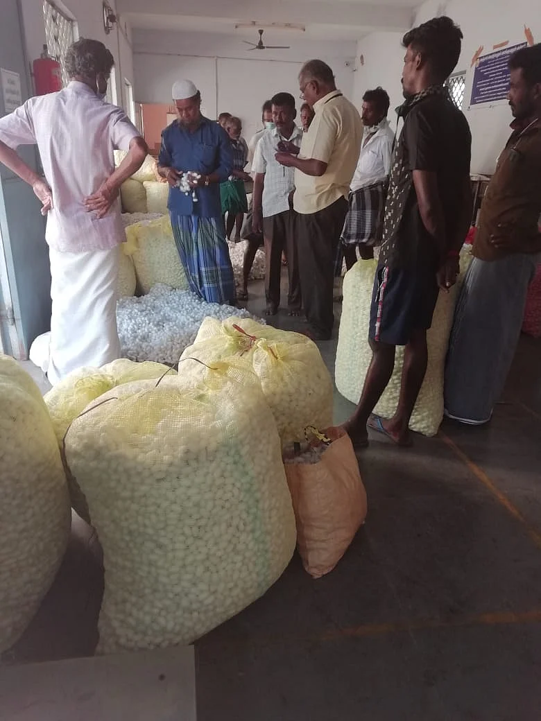 வியாபாரிகள் மற்றும் விவசாயிகள்