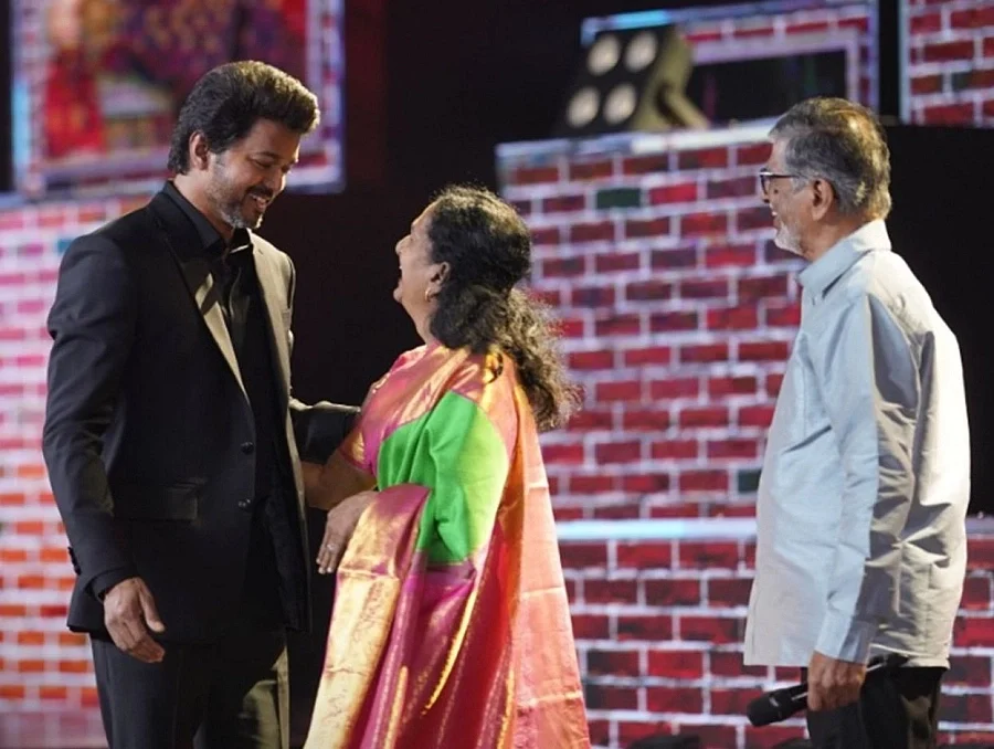 பெற்றோருடன் விஜய்