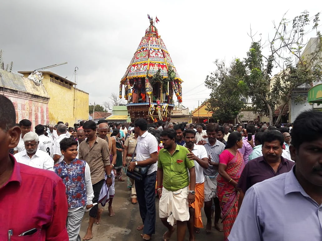 வடம் பிடிக்கும் பக்ததர்கள்