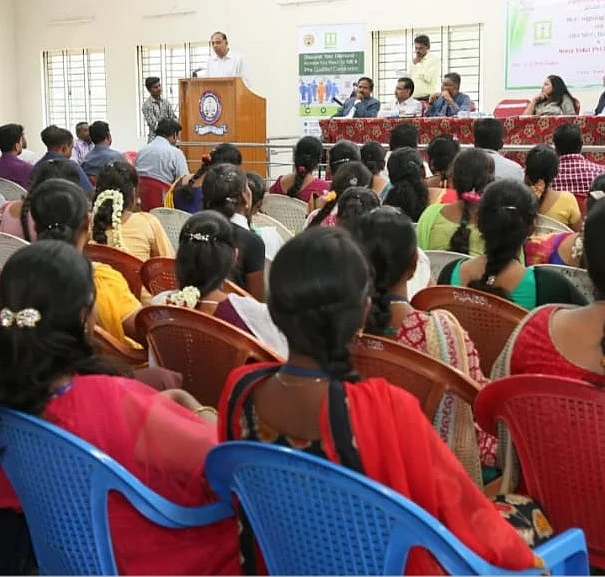 மாணவிகள்