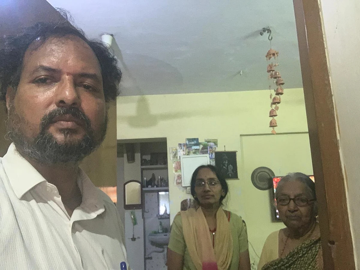 தன்னார்வலர் உணவு கொடுக்கும் போது