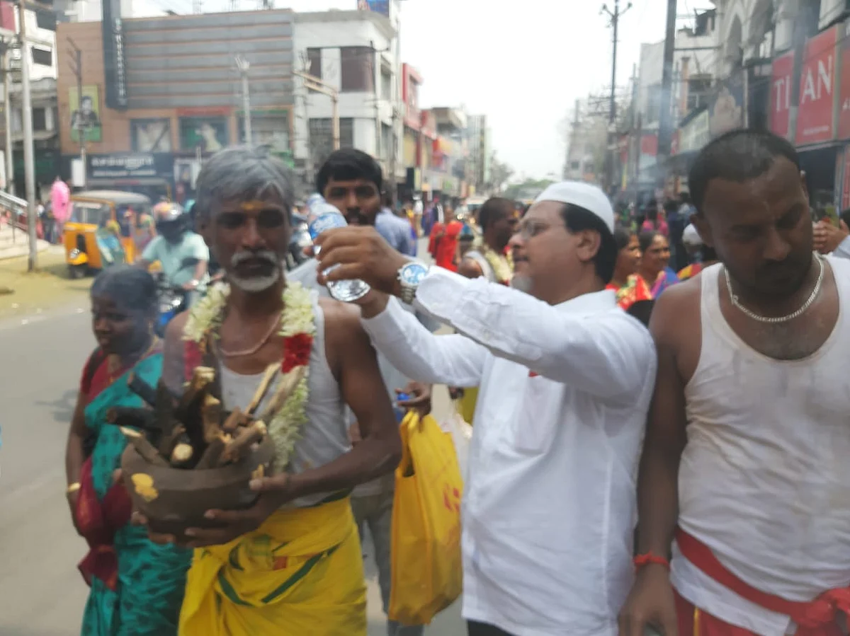 இந்து பக்தர்களுக்குக் குடிநீர் வழங்கிய ஜமாத்.. கோவை கோனியம்மன் தேர்த்திருவிழாவில் மதநல்லிணக்கம்