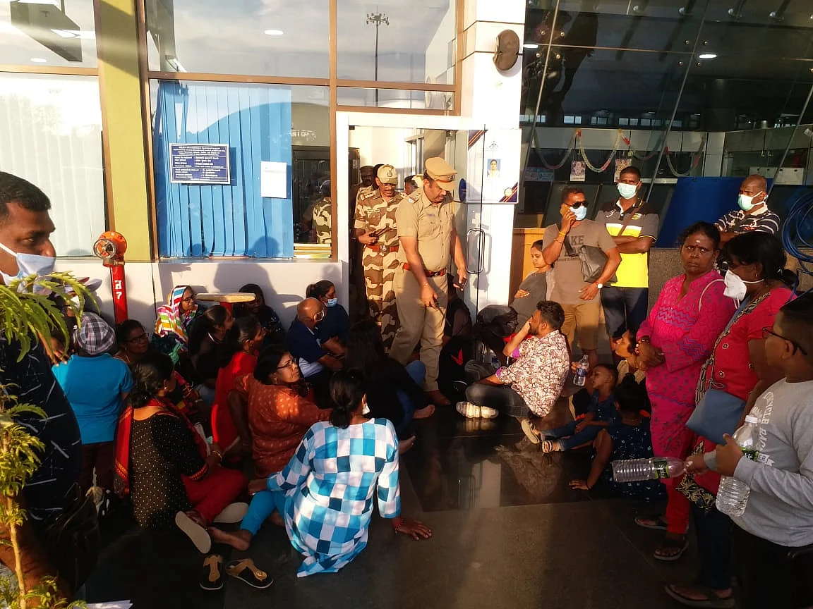 `தனி விமானத்தில் அனுப்பப்பட்ட 372 மலேசியப் பயணிகள்!' - திருச்சியில் முடிவுக்குவந்த 7 நாள் போராட்டம்