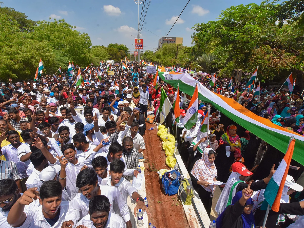 கொரோனா ஊரடங்கை மீறி கோலாகல நிகழ்ச்சி நடத்திய ஆளும்கட்சி பிரமுகர்கள்!