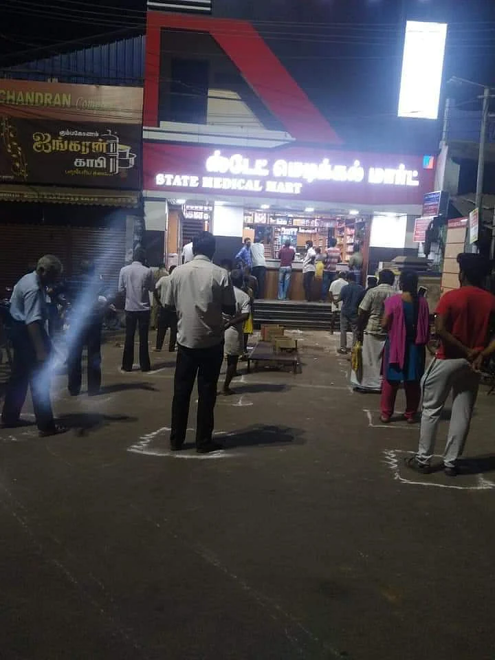 மெடிக்கல் ஷாப் ஒன்றில்