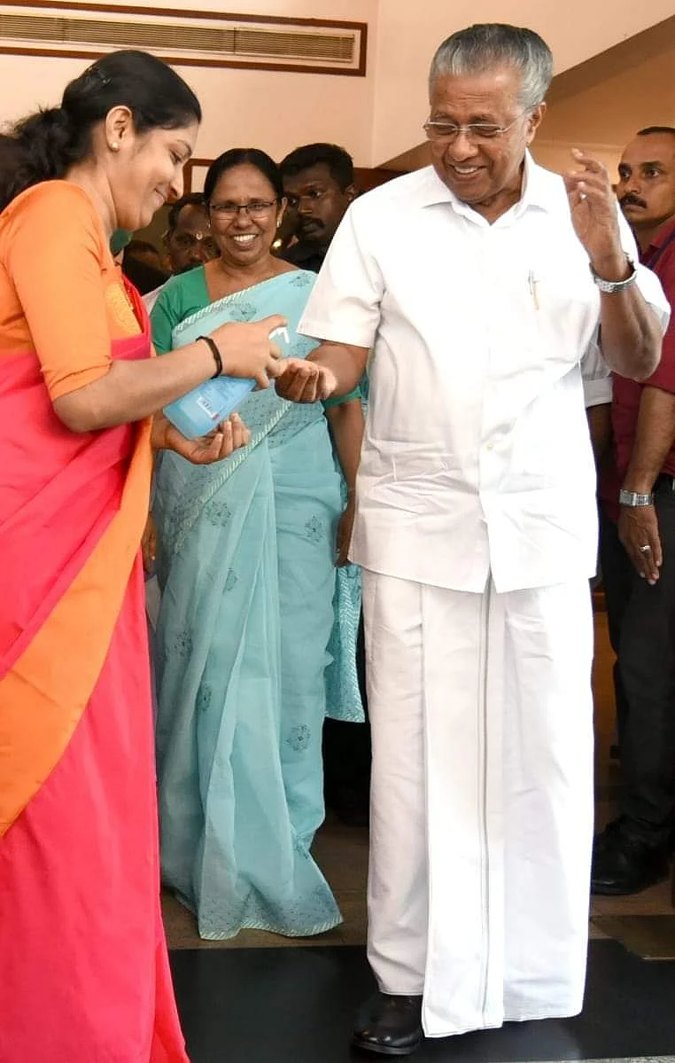 கைகளை சுத்தப்படுத்தும் பினராயி விஜயன்