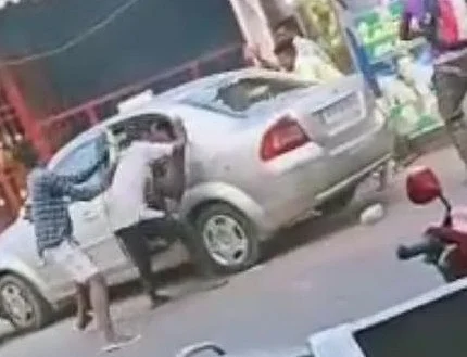 அடித்து நொறுக்கப்படும் கார்