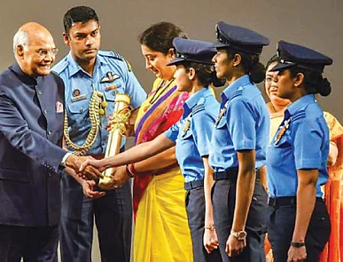 அவனி சதுர்வேதி - பாவனா காந்த் - மோகனா சிங்